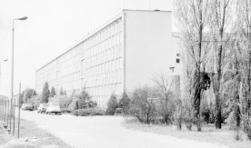 "Budynek administracyjny elektrowozowni Warszawa Grochów", 1984. Fot. J. Szeliga. Numer...
